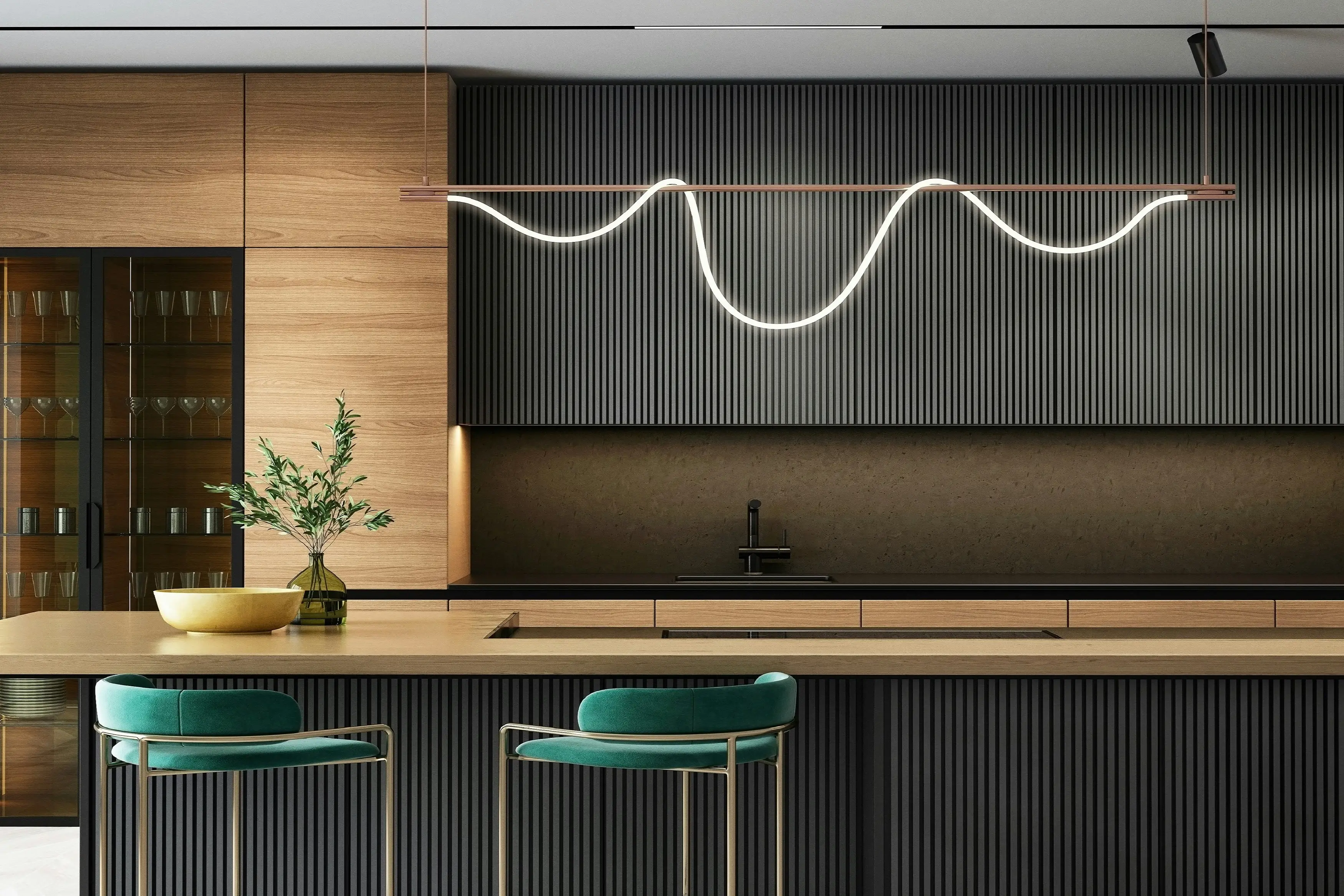 Cocina moderna de lujo en Chile con isla de madera clara, paneles estriados oscuros, taburetes verdes con dorado y lámpara colgante de diseño ondulado